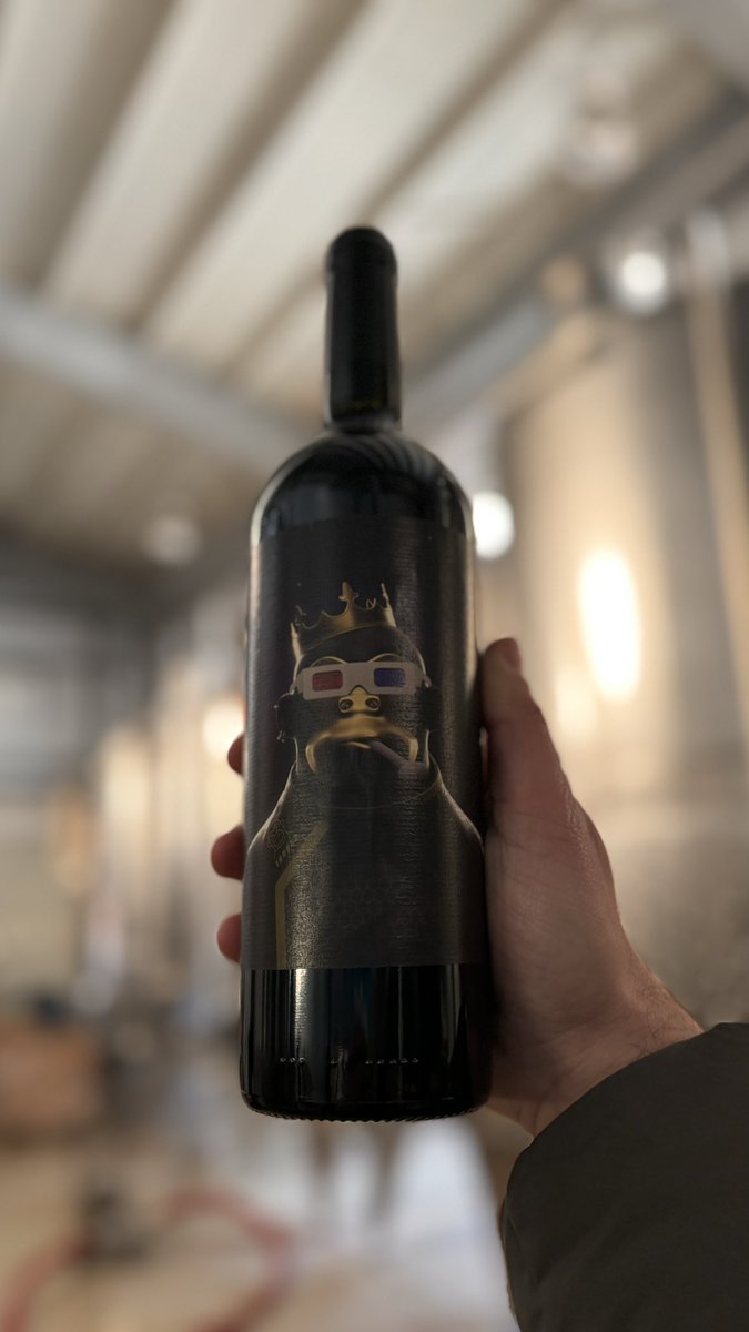 mioritzi's tweet photo. @EAPESCLUB got on our #wine bottle 😎
What would your parents say, catching you opening a bottle like that? What about your parents in law 👀
#nft @MultiversX @xoxnoNFTs https://t.co/8yYISUHt4t