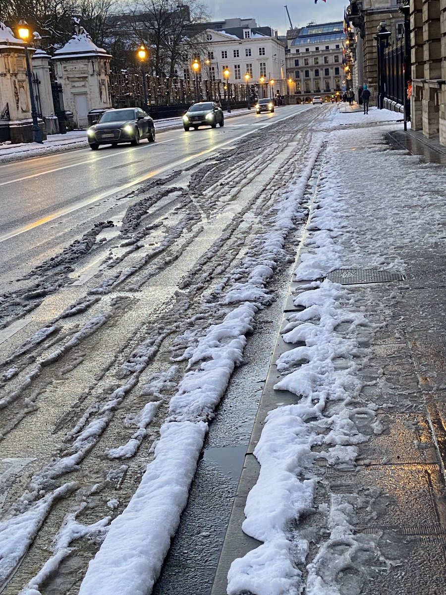 MarTrui's tweet photo. Fietspad voor het parlement. Veelzeggend voor de plaats van de fietser op de agenda. https://t.co/KCpZIgtIfY