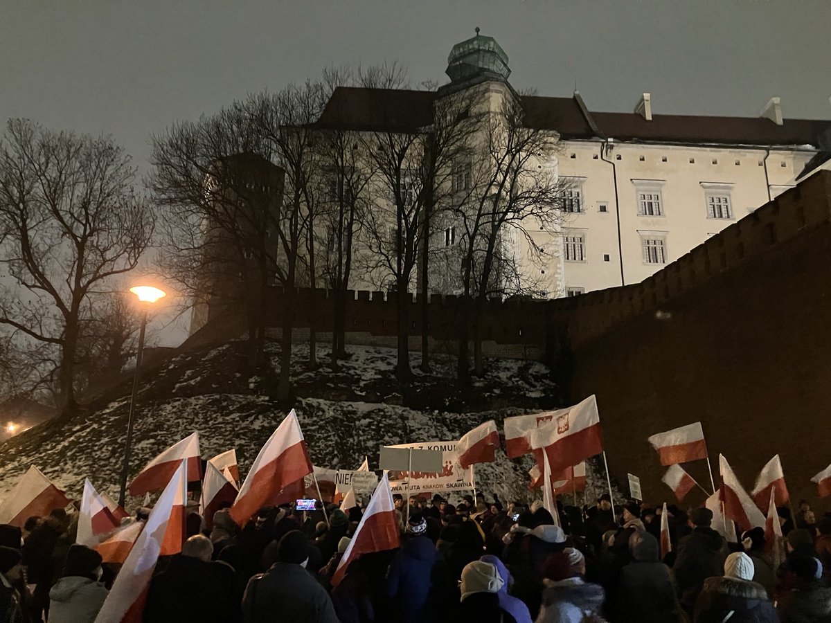 Small anti-government protest now in Kraków. Decidedly older crowd, mix of slogans: Tusk to prison, defend imprisoned PiS MPs, anti-communism, anti-LGBT, Poland not Brussels, Bodnar is a Banderite (because of Ukrainian name), Duda should call out the army to surround parliament.