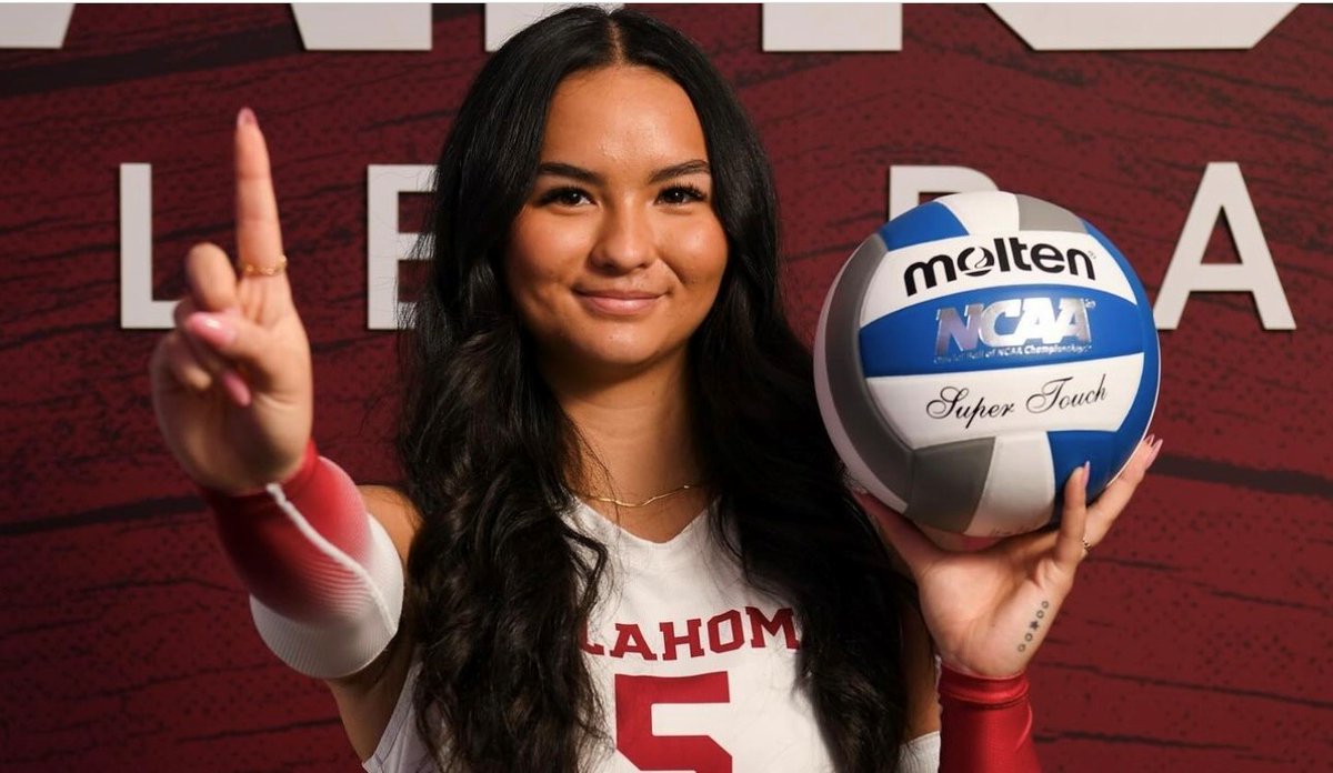OU_Volleyball's tweet photo. 𝙂𝙚𝙩 𝙩𝙤 𝙠𝙣𝙤𝙬 transfer Leah LaBoy! 

💪 Setter
🏠 San Rafael, Calif.
🏐 Utah State ➡️Oklahoma
⚪️ 685 total assists in 2023
🔴 Tallied 204 digs and eight double-doubles 
⚪️ Recorded 27 service aces
🔴 2022 MCAL Player of the Year https://t.co/hky3UeP54M