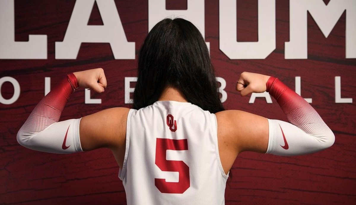 OU_Volleyball's tweet photo. 𝙂𝙚𝙩 𝙩𝙤 𝙠𝙣𝙤𝙬 transfer Leah LaBoy! 

💪 Setter
🏠 San Rafael, Calif.
🏐 Utah State ➡️Oklahoma
⚪️ 685 total assists in 2023
🔴 Tallied 204 digs and eight double-doubles 
⚪️ Recorded 27 service aces
🔴 2022 MCAL Player of the Year https://t.co/hky3UeP54M
