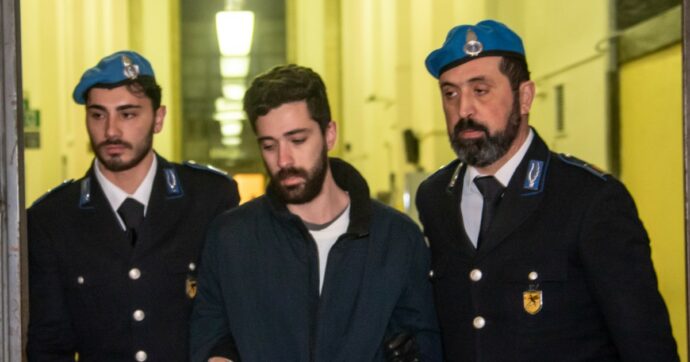 Trentasette coltellate alla compagna che aspettava da 7 mesi quel figlio che era anche il suo.
Trentasette.
Dopo averla imbottita di veleno per topi.
Per mesi.
E ora al #processo ci viene a dire che lui "non vive più".
Neanche loro.
Bestia.
#GiuliaTramontano