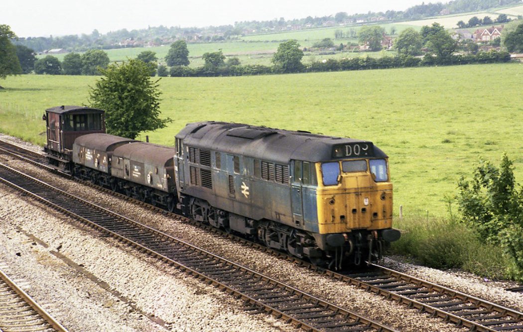 31265 at Basildon heading towards Reading with two brake tenders, by now part of the Western Region engineers wagon fleet for use on non vacuum braked track panel bogie wagon trains, 12th June 1978 #ThirtyOnesOnThursday 

📸 Trevor Staton