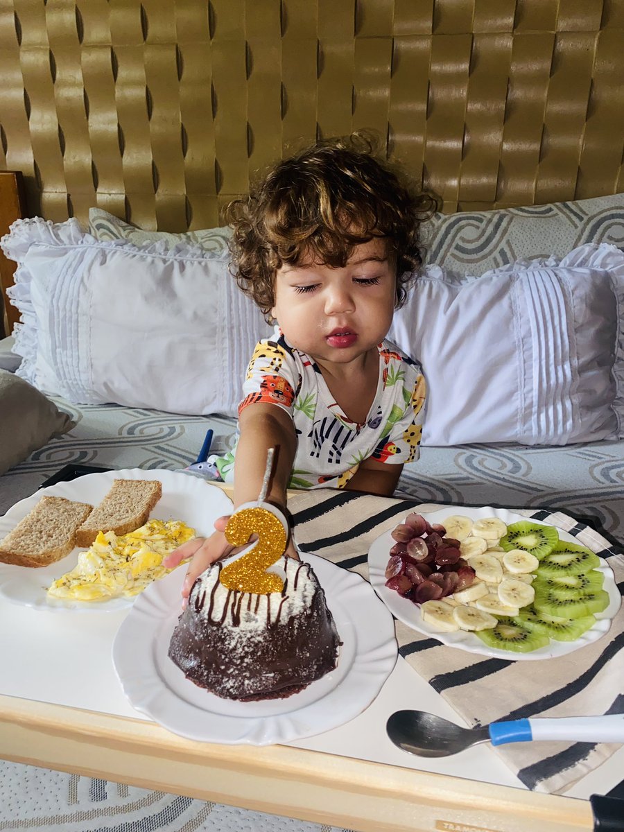 ginnamend's tweet photo. Eu deveria ter filmado, a primeira coisa que ele fez foi meter o dedo no bolo, enfiar na boca e dizer “bolho gotoso” 🤣🤣🤣 2 aninhos do goxxtosão 🥳😍 https://t.co/HBsPZKJLab