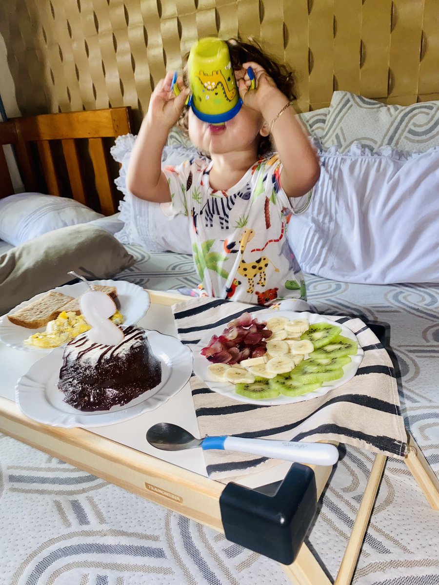 ginnamend's tweet photo. Eu deveria ter filmado, a primeira coisa que ele fez foi meter o dedo no bolo, enfiar na boca e dizer “bolho gotoso” 🤣🤣🤣 2 aninhos do goxxtosão 🥳😍 https://t.co/HBsPZKJLab