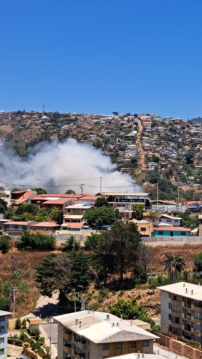 NoticiasValpoEx's tweet photo. #VALPARAÍSO #ÚLTIMOMINUTO

AHORA| Bomberos Valparaíso se dirigen a Incendio Estructural en cerro San Roque, pasaje Olga con Av Bernardo Ohiggins, casa completamente en llamas con peligro de propagación. https://t.co/4b53LNAKkb