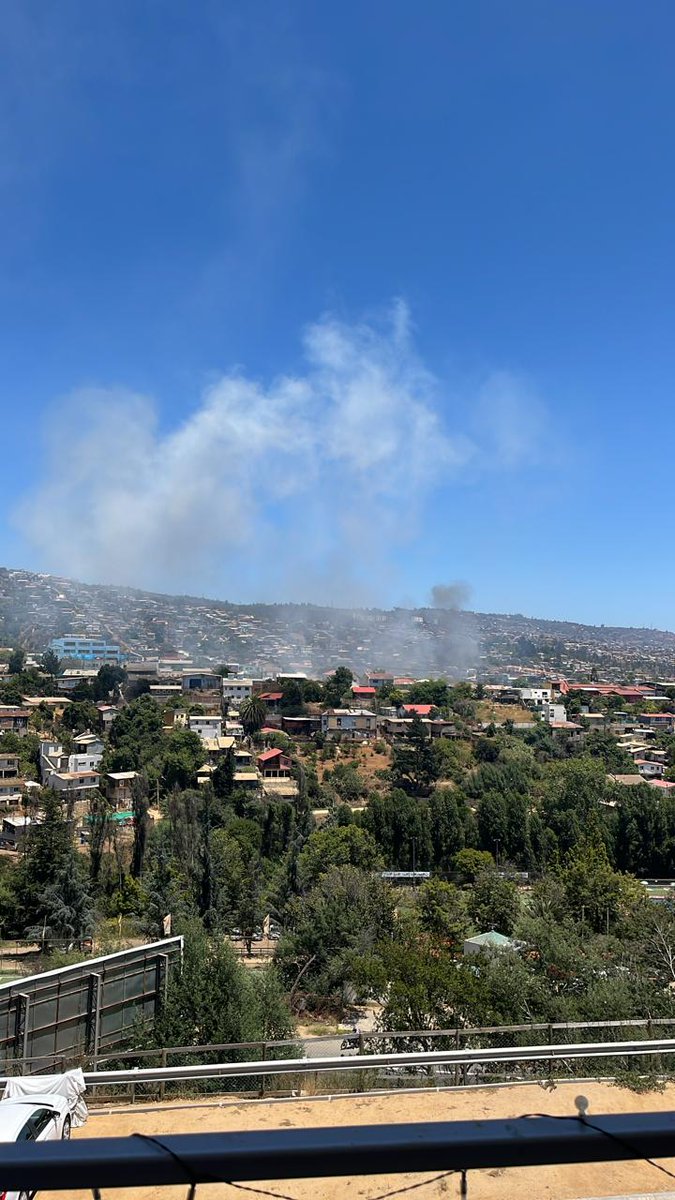 NoticiasValpoEx's tweet photo. #VALPARAÍSO #ÚLTIMOMINUTO

AHORA| Bomberos Valparaíso se dirigen a Incendio Estructural en cerro San Roque, pasaje Olga con Av Bernardo Ohiggins, casa completamente en llamas con peligro de propagación. https://t.co/4b53LNAKkb