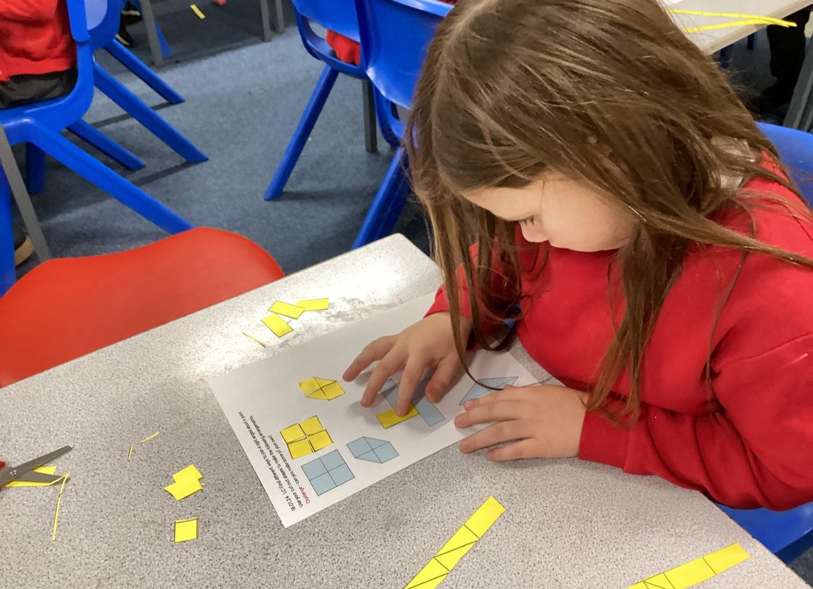 _MrsMac_'s tweet image. Gillygate @HaxbyRoad worked so carefully to make 4 shapes with right angles meet. They found out that sometimes they had to rotate or flip their shape #MakeMathsFun
