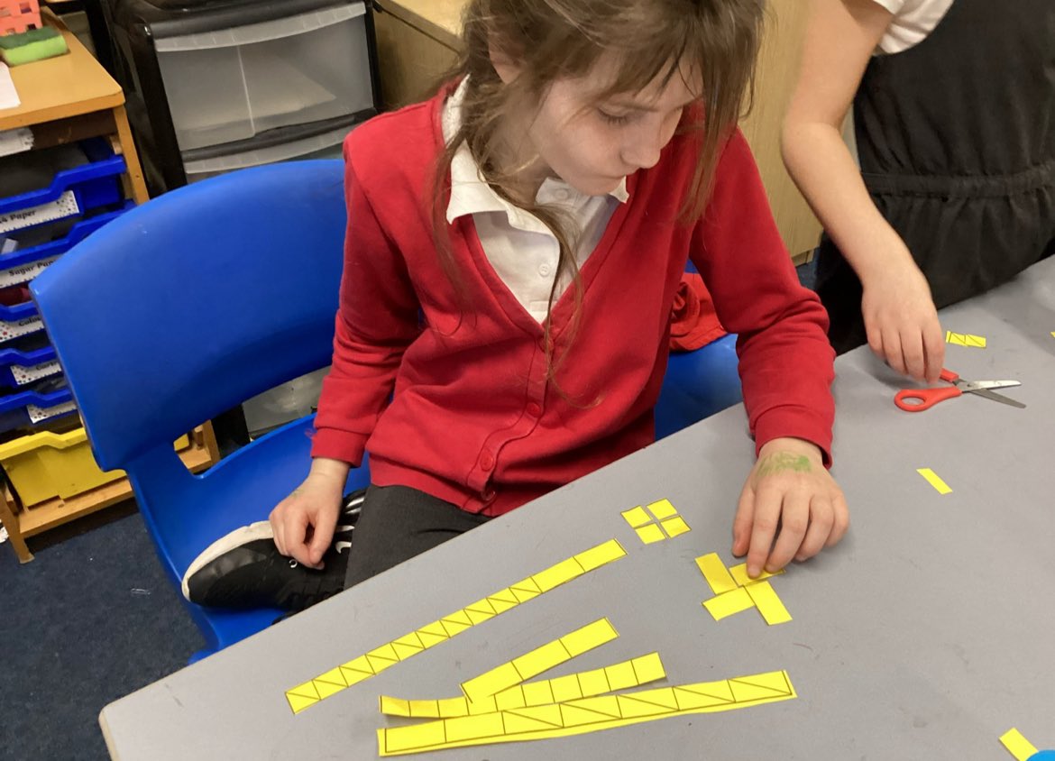 _MrsMac_'s tweet image. Gillygate @HaxbyRoad worked so carefully to make 4 shapes with right angles meet. They found out that sometimes they had to rotate or flip their shape #MakeMathsFun