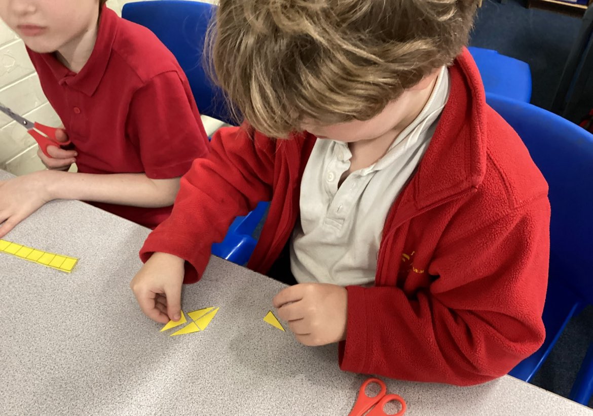 _MrsMac_'s tweet image. Gillygate @HaxbyRoad worked so carefully to make 4 shapes with right angles meet. They found out that sometimes they had to rotate or flip their shape #MakeMathsFun