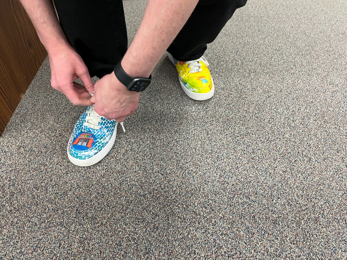 unshush's tweet photo. From his head down to his "schus," @MrSchuReads author visit was incredible! Thank you, John, for breathing such positive energy into reading. Spring Brook's fourth graders loved the special heart time with you! Your generosity is incredible! #204LMC #204READS #FutureReady204 https://t.co/SngTob0Dk0