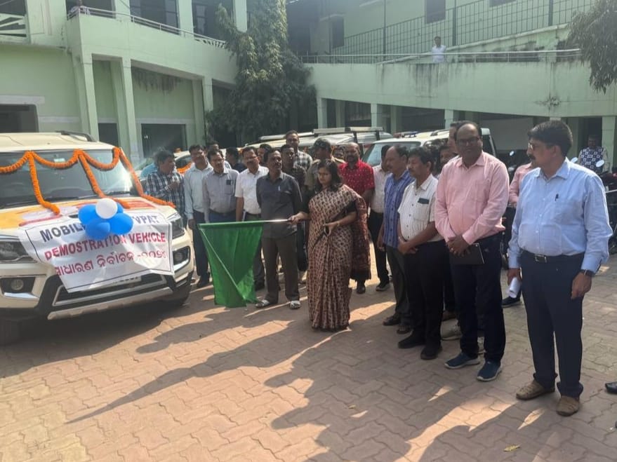 DmKalahandi's tweet photo. EVM Demonstration Vans have been flagged off and EDC (EVM Demonstration Centre) at Collectorate was inaugurated by Collector &amp; DEO Kalahandi at Collectorate. Also, EDCs were inaugurated in both Sub-Collector Offices.
@OdishaCeo
@ECISVEEP https://t.co/Wg668jPH7s