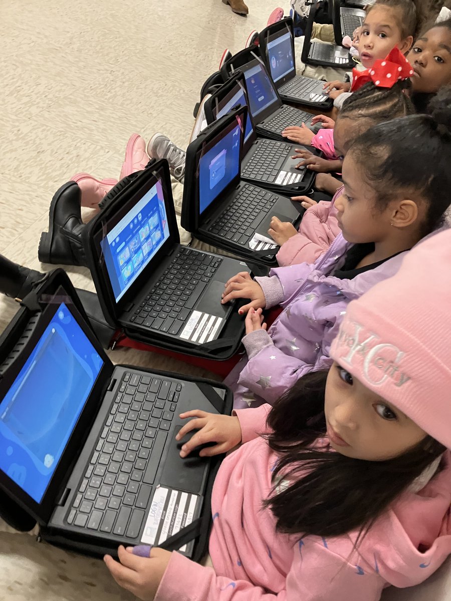 First graders in training!!!   Kindergartners at Plummer Elementary are working diligently on their Chromebooks while waiting their turn to visit the library.  <a href="/cedarhillisd/">Cedar Hill ISD</a> <a href="/CHISDTechnology/">CHISD Technology</a> @millwill77  @TrevenaTaylor #CaughtUsingTech