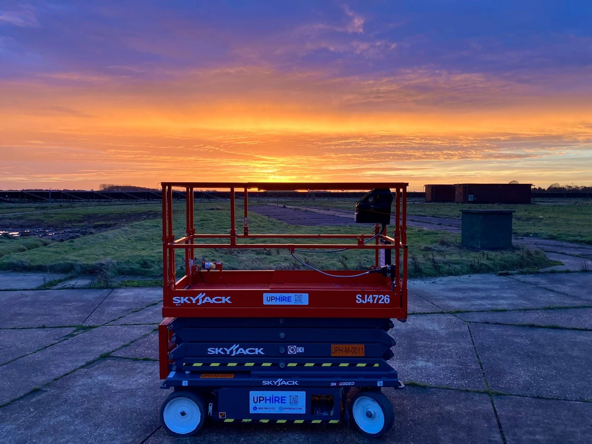 SkyjackInc's tweet photo. A picturesque #TBT to this Skyjack in the foreground of a beautiful sunrise. The SJ4726 comes standard with a 28 mph (12.5 m/s) wind rating, making it versatile for both indoor and outdoor projects. Machine and Picture Credits:  @UphireUK https://t.co/pVhMOrCi86