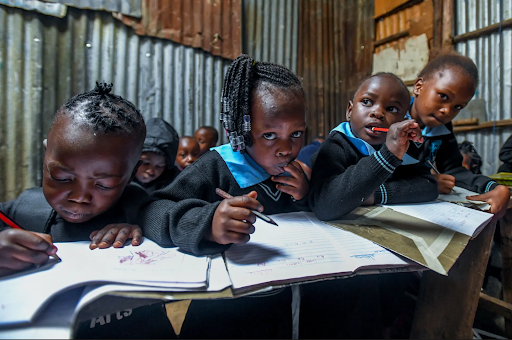 sundaylongread's tweet photo. In Kibera, Africa’s largest shantytown, an estimated 600,000 to 1 million people live in a makeshift mud-caked area the size of Central Park. Gerald Anderson has been documenting life in this extremely poor section of Kenya through a series of photographs. #SundayStill https://t.co/7ueYt2TsfB