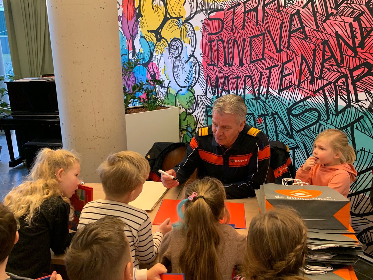 Stephan Wevers (@stephanwevers) on Twitter photo Vanochtend hebben we de boeklancering gehad van ons nieuwe prentenboek ‘Oei, de oplader!’. We gaan uit dit boek voorlezen op de Nationale Voorleesdagen van 24 januari tot 3 februari op de Twentse basisscholen #trotsop #Nationalevoorleesdagen #brandweer #Twente <a href="/BrandweerTwente/">Brandweer Twente</a> Vanochtend hebben we de boeklancering gehad van ons nieuwe prentenboek ‘Oei, de oplader!’. We gaan uit dit boek voorlezen op de Nationale Voorleesdagen van 24 januari tot 3 februari op de Twentse basisscholen #trotsop #Nationalevoorleesdagen #brandweer #Twente <a href="/BrandweerTwente/">Brandweer Twente</a>