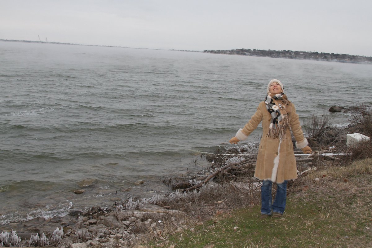 MistyPoseyMusic's tweet photo. Frosty clouds of icy white, fly over the water and tell my soul it is winter - #mistyposeymusic
#singer #writer #January #Texas #USA #WINTER https://t.co/SJWVVPV9iw