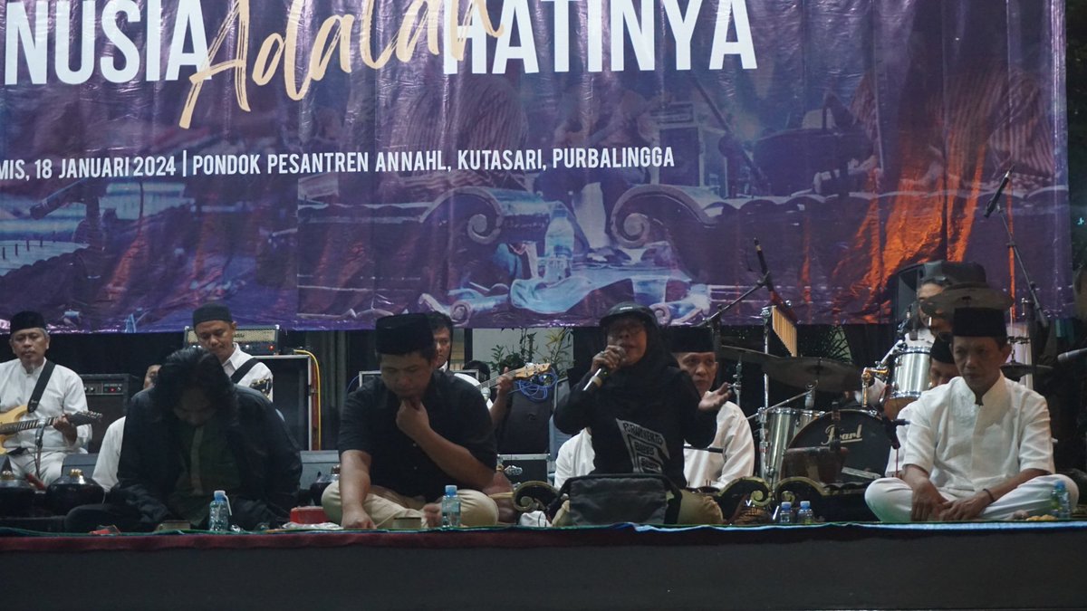 Bunda KLC membawakan nomor lagu "BISMILLAH" dari KiaiKanjeng pada Juguran Syafaat Januari 2024 bersama KiaiKanjeng. #MaiyahPurbalingga #JSJan