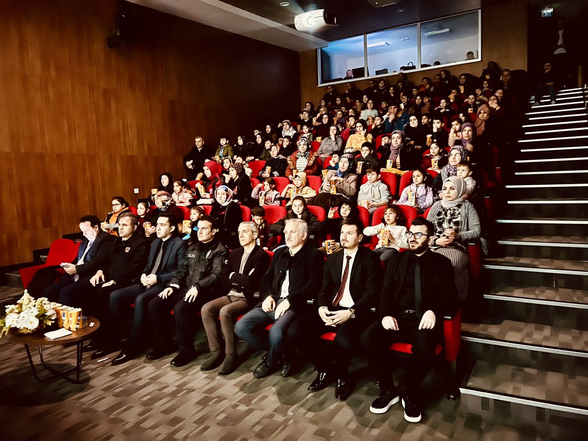 klavuzlusnk's tweet photo. Projemiz olan "Asarcık Sinema Günleri" kapsamında Kaymakamımız Sn. Hakan Köksal, ilçe milli eğitim müdürümüz Mustafa Özdil, öğrencilerimiz ve velilerimizle sinema filmi izlediler.
@tcmeb @samsunmem @tc_asarcik @asarcikmem https://t.co/knB4UrYU6T