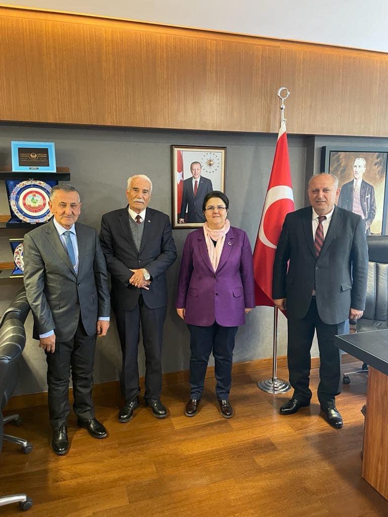 Bugün gazi meclisimizde vekilimiz Sayın <a href="/deryayanikashb/">Derya Yanık</a> Hanımefendiyi ve Sayın <a href="/GulsoySeydi/">Seydi Gülsoy</a> Beyefendiyi ilçe başkanım Erol Kaplan ile ziyaret ettik . Değerli vekillerimize göstermiş oldukları ilgi ve alakaya gönülden teşekkür ediyor saygılarımı sunuyorum.