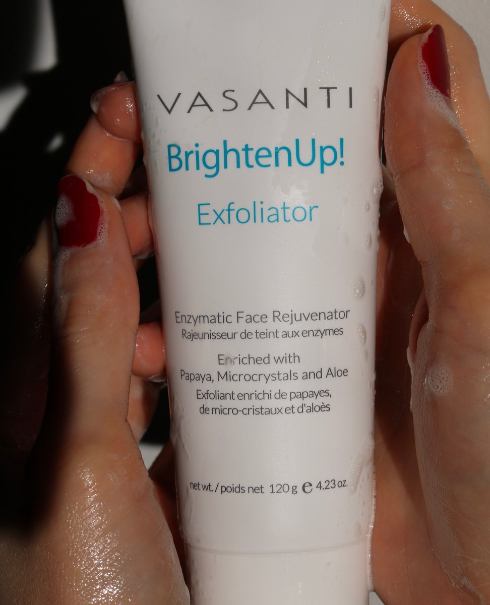 Unlock glowing skin with our Brighten Up! Exfoliator! ✨ ⁠
⁠
Formulated with papaya, microcrystals, and aloe, it's your go-to for a radiant complexion. Experience the magic loved by thousands! ✨ ⁠
⁠
l8r.it/RDbl