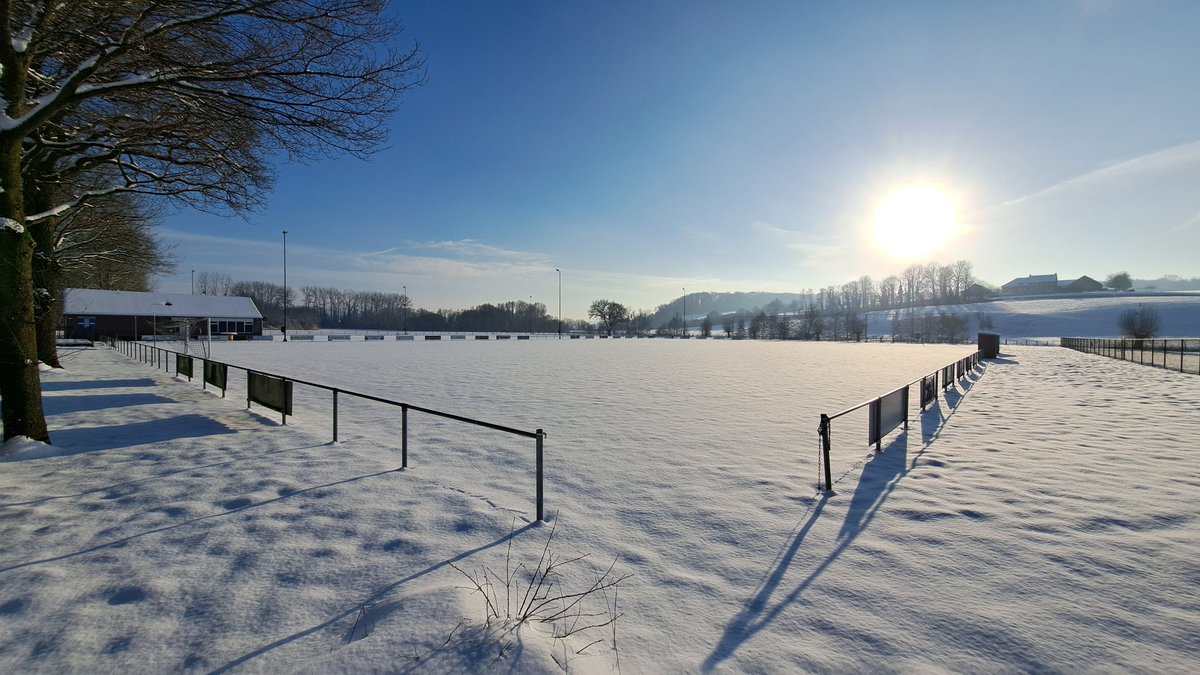 markanneveldt's tweet photo. Uit de serie "Besneeuwde voetbalvelden" dit pareltje van vv Partij @FootballCulture https://t.co/RtJTNdn3Fs
