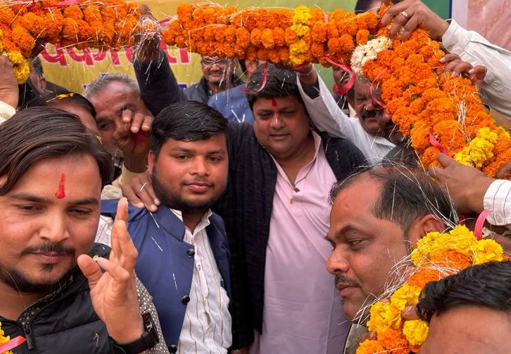 DushyantDholpur's tweet photo. वहीं राजीविका समूह को आर्थिक सहयोग का चेक सौंपा तथा लाभार्थी महिलाओं के साथ संवाद किया। साथ ही ग्रामीणों को विकसित भारत संकल्प की प्रतिज्ञा भी दिलाई।

#ViksitBharatSankalpYatra #Baran #Jhalawar https://t.co/7nsW3rZWTO