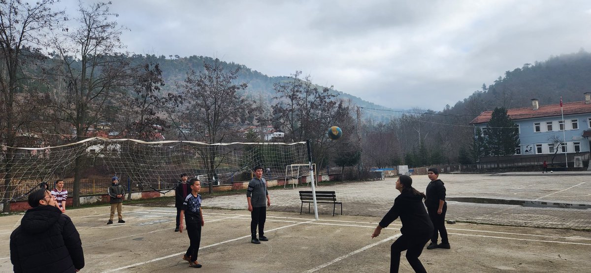 ayvalimeb's tweet photo. Faaliyet Haftasında son gün 
Bahçede spor etkinliği 
@oharman1919 
@ercan_akkan 
@sutculermem32 
@ErhanBaydur1 
@ispartamem 
@tcmeb 
@Yusuf__Tekin https://t.co/RfH4DhRHOF