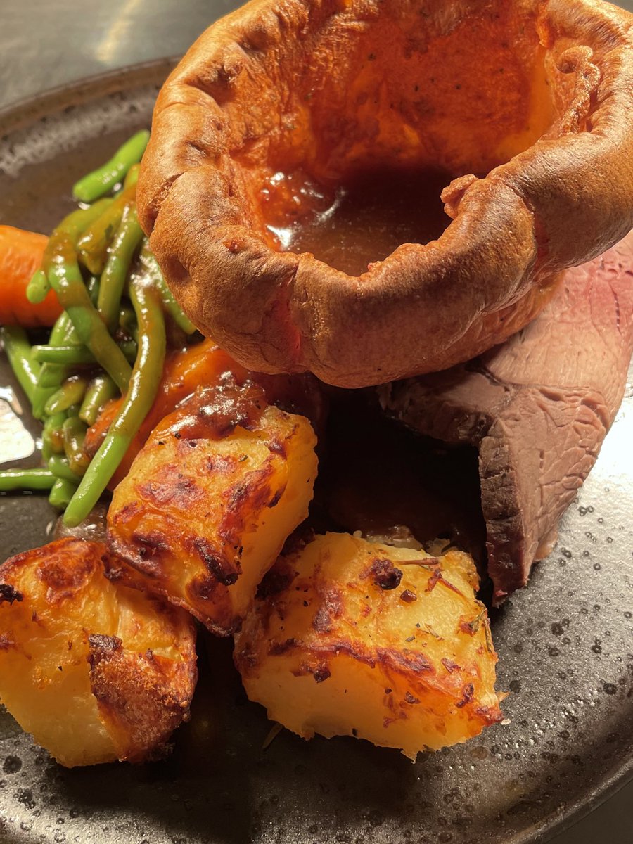 Come join us for our famous Sunday Lunch this weekend!🍴 Served from 12pm till sold, your choice of Beef, Chicken Supreme or a Vegetable, Apricot & Goats Cheese roast. All served with the trimmings and (of course) plenty of gravy! ✨ @TheRoyalExMcr