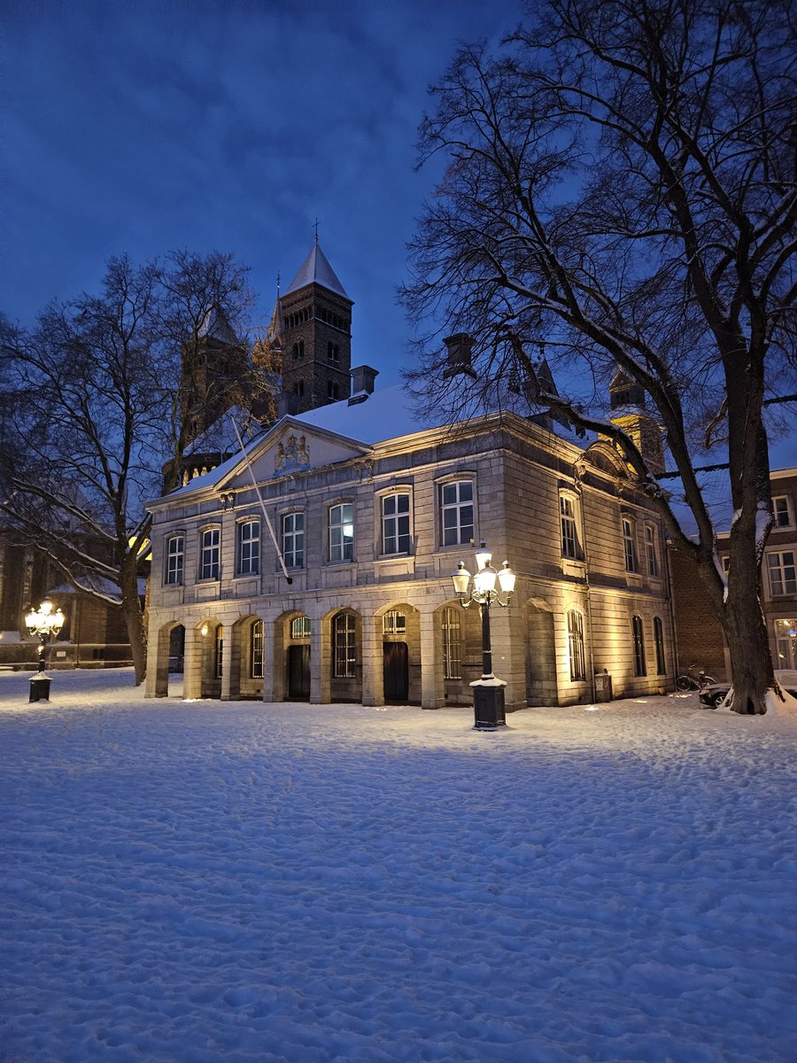 HaraldClose's tweet photo. @magnifiekZL Vrijthof Maastricht 18-01-23 07.45. https://t.co/6ejFvinwdG