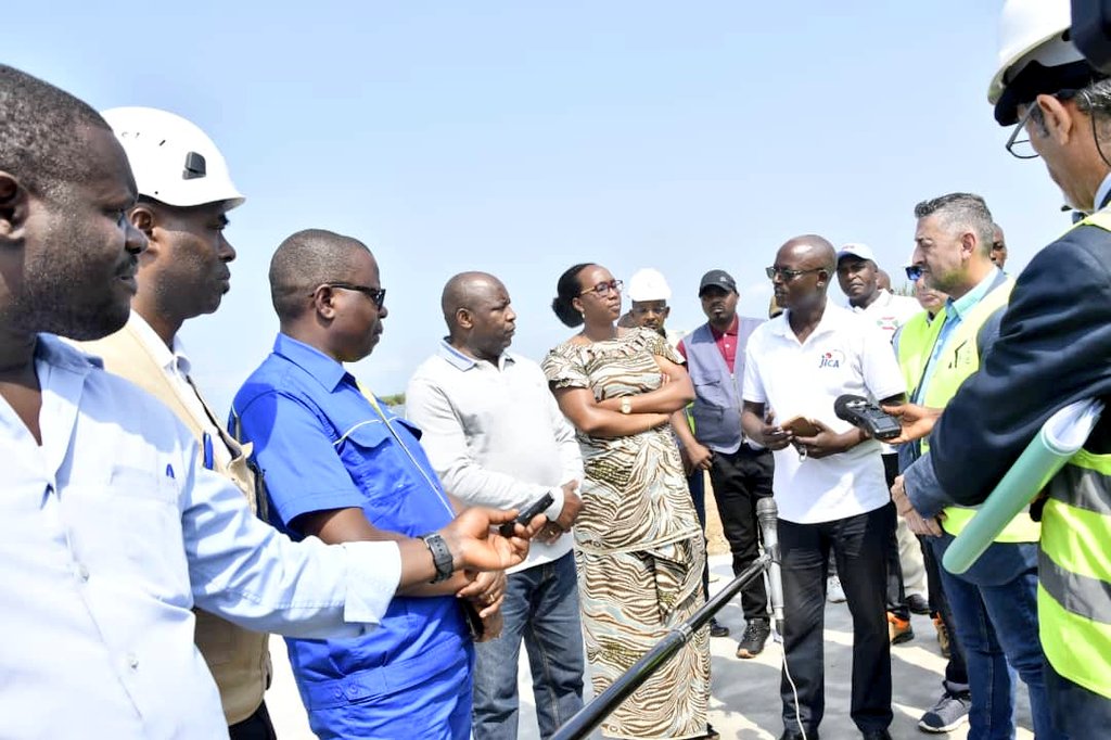 UbumweHebdo's tweet photo. Umukuru w'igihugu @GeneralNeva yagendeye ikivuko ca Bujumbura  kiriko gisubirwamwo n'ishirahamwe Khoury Contracting Company kugira yirabire aho ibikorwa bigeze inyuma   y'ikiringo c'amazi 6 giheze  bitanguye. https://t.co/d2T19nvEG9