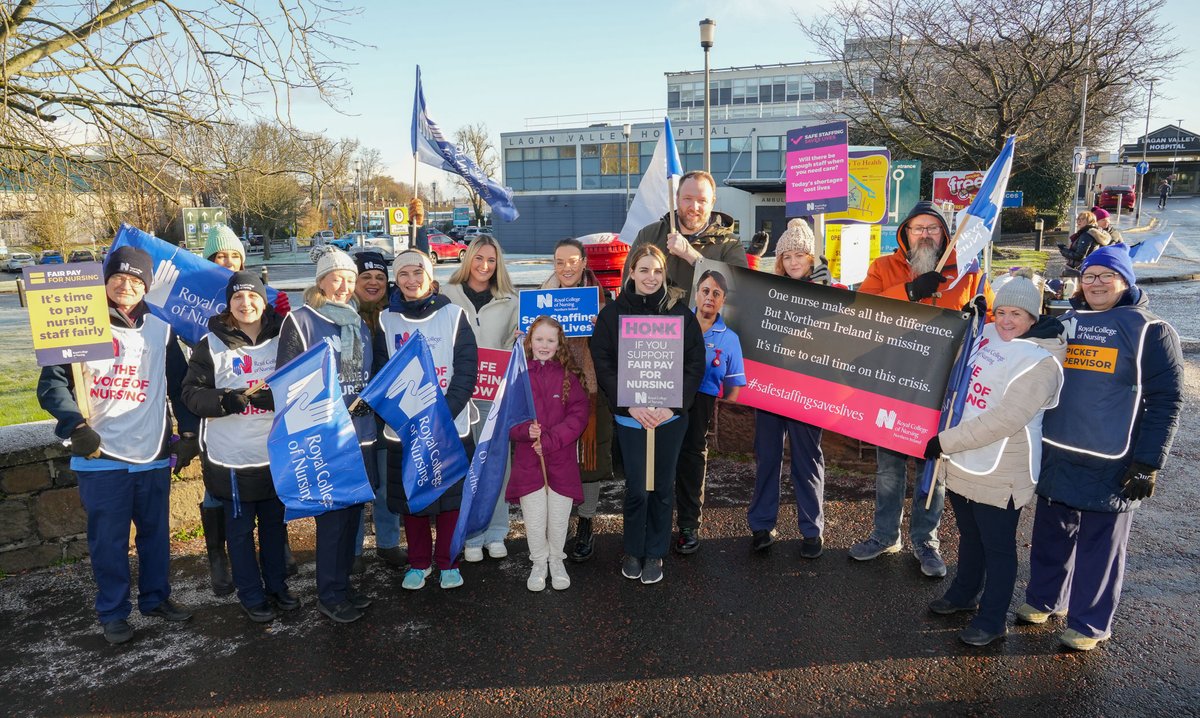 Members and reps braved the cold and stood together demanding #PayParity #RCNStrike #Futurenurses also supporting their parents on the picket line.