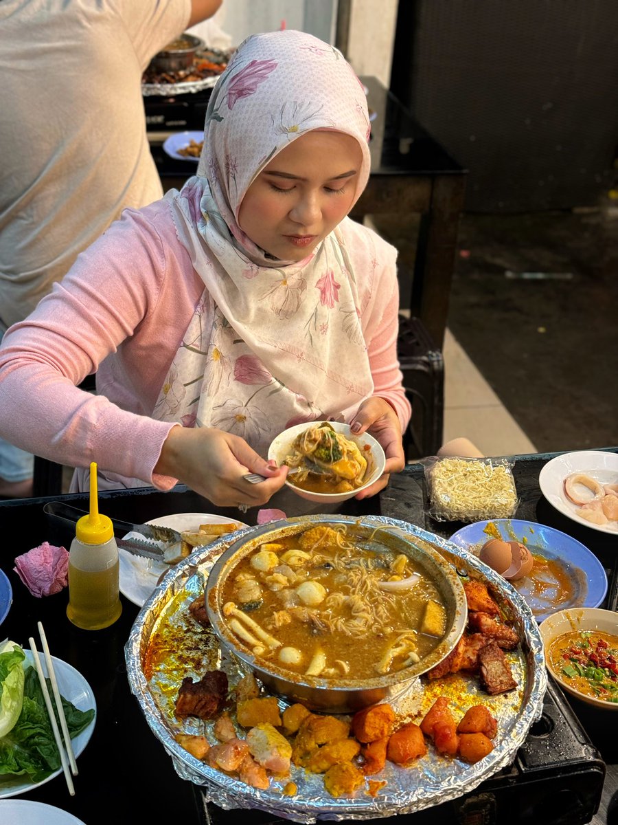 Ashsukamakan's tweet photo. 3 hari 3 malam makan steamboat duk Cameron ni haha 😂😂 https://t.co/wq6qInRKxX
