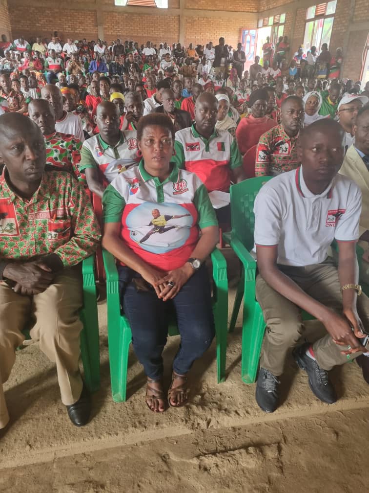 GitegaVuturaa's tweet photo. Barongowe n'Umunyamabanga @CNDD_FDDGitega nshasha, Ubuserukuzi @CnddFdd mu ntara @Gitega yagutse burabandanya kugender'indongozi zama Komine mashasha aho mugatondo ko kuruyu 18/1/2024 bishikiye kukivi muri Komine #Kiganda barangiriza Komine #Muramvya
@R_Ndikuriyo @DorianeMunezero https://t.co/hwgzOdNjSU