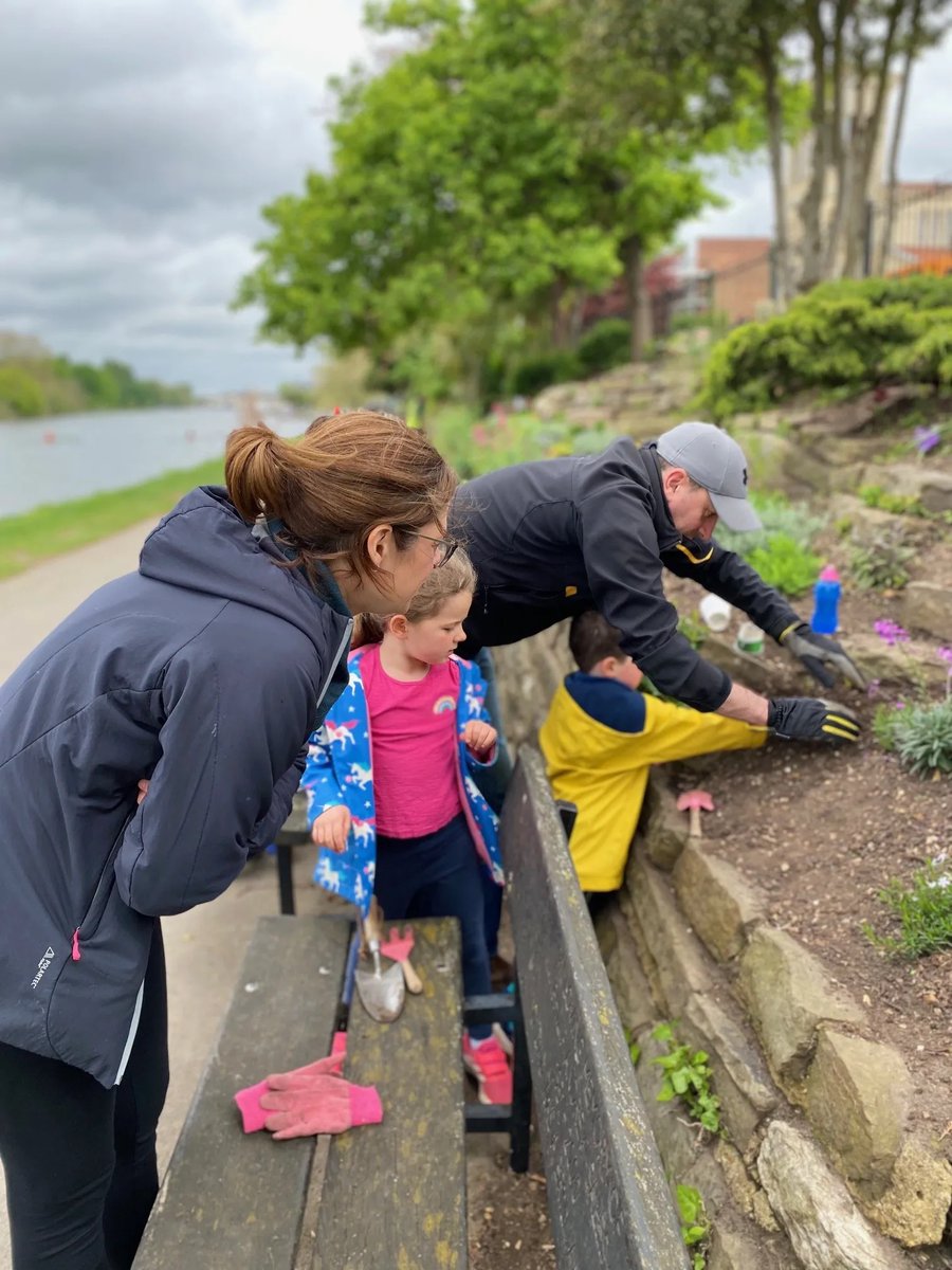 A blooming fantastic Big Help Out Case Study: Sow-along Sunflowers 🌻

So-Shan Au of the <a href="/queenspromenade/">Queens Prom Friends</a> came up with the idea for a community action, ‘Sow-along Sunflowers’ for #TheBigHelpOut 2023. 🧵1/6
