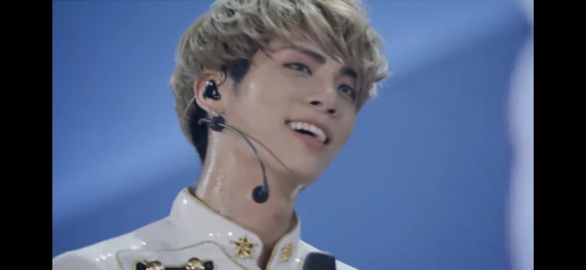 maxJ0NGHYUN829's tweet photo. 「感じさせなきゃね〜」のドヤ顔ジョンヒョンさんがこちら #SHINee #SW2014 #ImYourBoy #SHINeeTokyoDome https://t.co/KBpgQxakHi