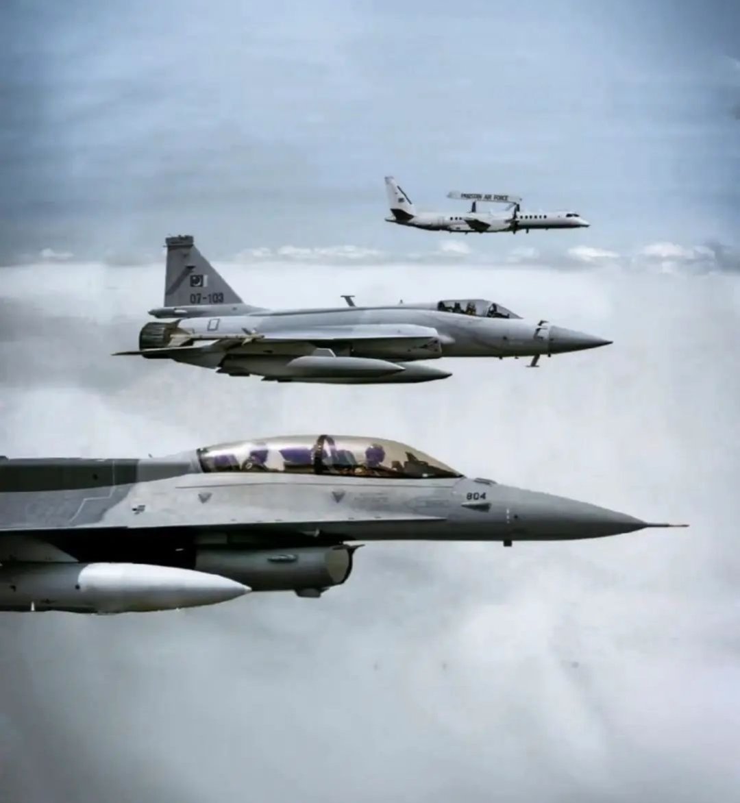 _Mr_ChuChu's tweet photo. When it come to intergarity and sovereignty of Pakistan 25 crore pakistani are the Army of Pakistan💪 Well-Done Pakistan Air Force 🇵🇰❤️
#پاکستان_کا_جوابی_وار #مرگ_بر_ایران #ISPR 
#Pakistan #IranAttacksPakistan #MissileAttack #Tehran #AsimMunir #multan https://t.co/nowDS3GD4u