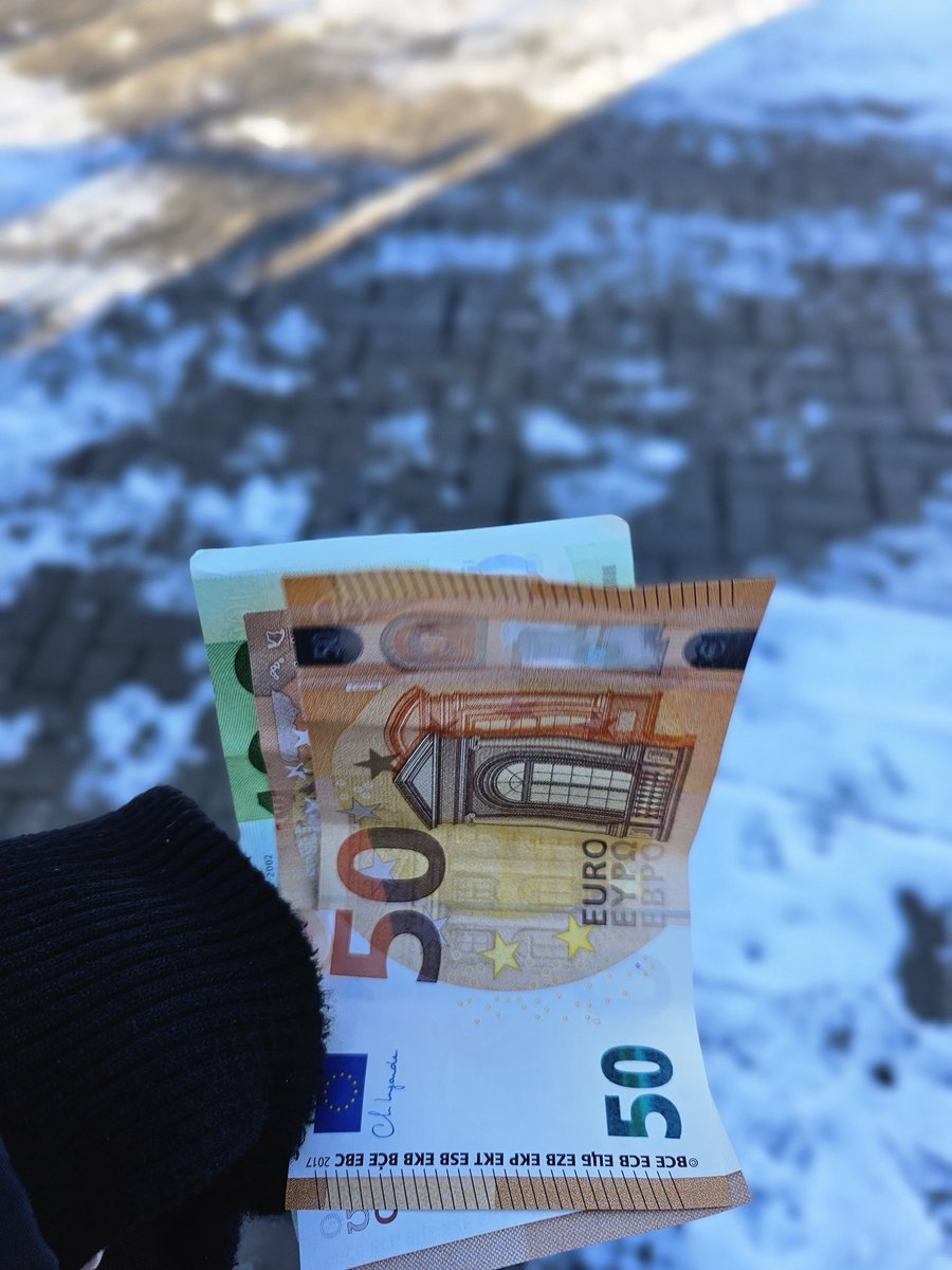 Da ist der artige Volker eine Stunde gefahren, um mir ganz kurz mal während seiner Arbeit ein paar Scheinchen vorbei zu bringen. Mach es wie Volker. Weniger reden, mehr machen. 😉