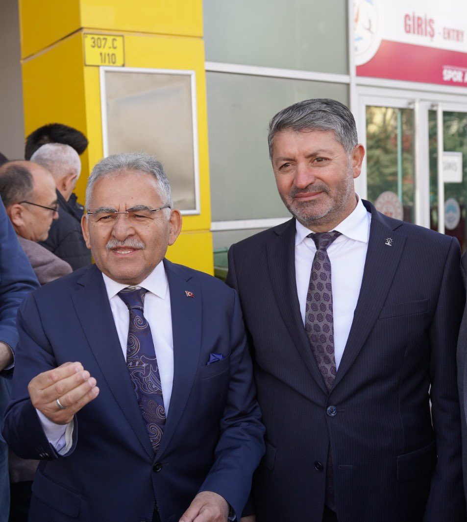 Osman Turan (@osmanturanak) on Twitter photo Genel Başkanımız ve Cumhurbaşkanımız Sayın Recep Tayyip Erdoğan’ın tensipleriyle Kayseri Büyükşehir Belediye Başkanı Cumhur İttifakı Adayımız Sayın Dr. <a href="/baskanmemduhbyk/">Dr. Memduh Büyükkılıç</a> olmuştur. Durmadan , yorulmadan , aşkla çalışmaya devam. Rabbim yâr ve yardımcınız olsun inşallah. Genel Başkanımız ve Cumhurbaşkanımız Sayın Recep Tayyip Erdoğan’ın tensipleriyle Kayseri Büyükşehir Belediye Başkanı Cumhur İttifakı Adayımız Sayın Dr. <a href="/baskanmemduhbyk/">Dr. Memduh Büyükkılıç</a> olmuştur. Durmadan , yorulmadan , aşkla çalışmaya devam. Rabbim yâr ve yardımcınız olsun inşallah.