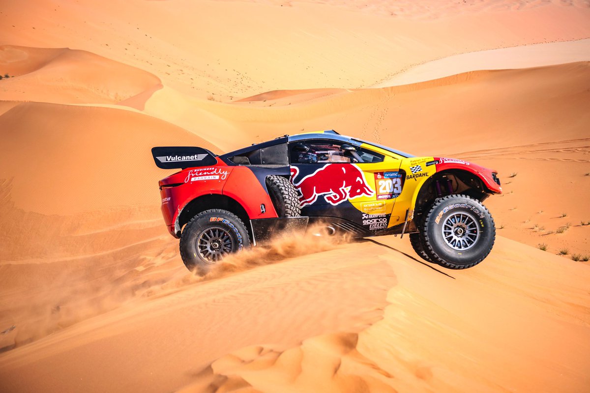 Séb hits trouble 138kms into SS11, losing over an hour, with broken suspension after a bad landing from a jump.
His time is still looking ok for a podium finish, thanks to YunXiang China T1+ team’s Hunter crew. 👍🏻
#Dakar2024