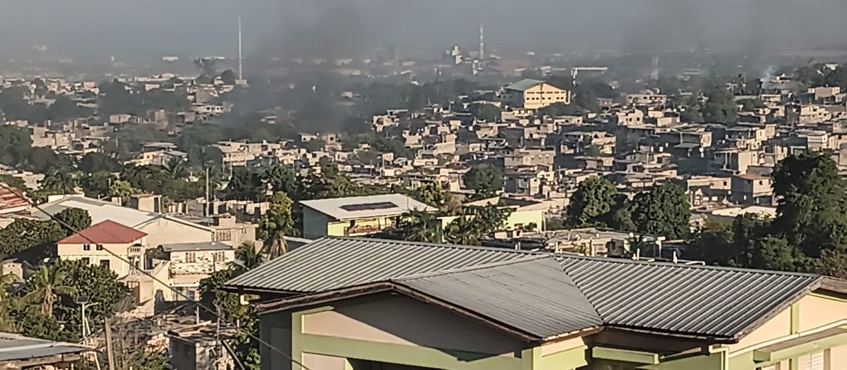 vantbefinfo's tweet photo. 🔴 FLASH.- Plusieurs quartiers de la région métropolitaine de Port-au-Prince sont actuellement en ébullition. Ce jeudi matin, les habitants de Solino, Avenue Poupelard, Carrefour de l’aéroport, Delmas 24, 19 et 18 et les zones avoisinantes sont sur le qui-vive. Les riverains lancent un appel à l’aide face à l’assaut des bandits du Bél-air. Des témoins décrivent une situation chaotique où des rafales ne cessent de retentir dans plusieurs zones. Bilan : des morts, des blessés par balles, des maisons incendiées, des familles abandonnent leurs maisons.