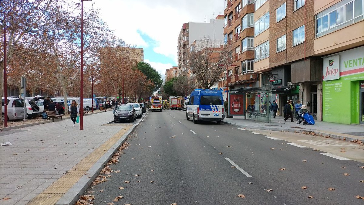 ⛔ Corte total de la #CalleCigüeña por intervención de @PoliciaVLL
y @BomberosVLL

🚌 Líneas afectadas: 3, 18, C1 y C2