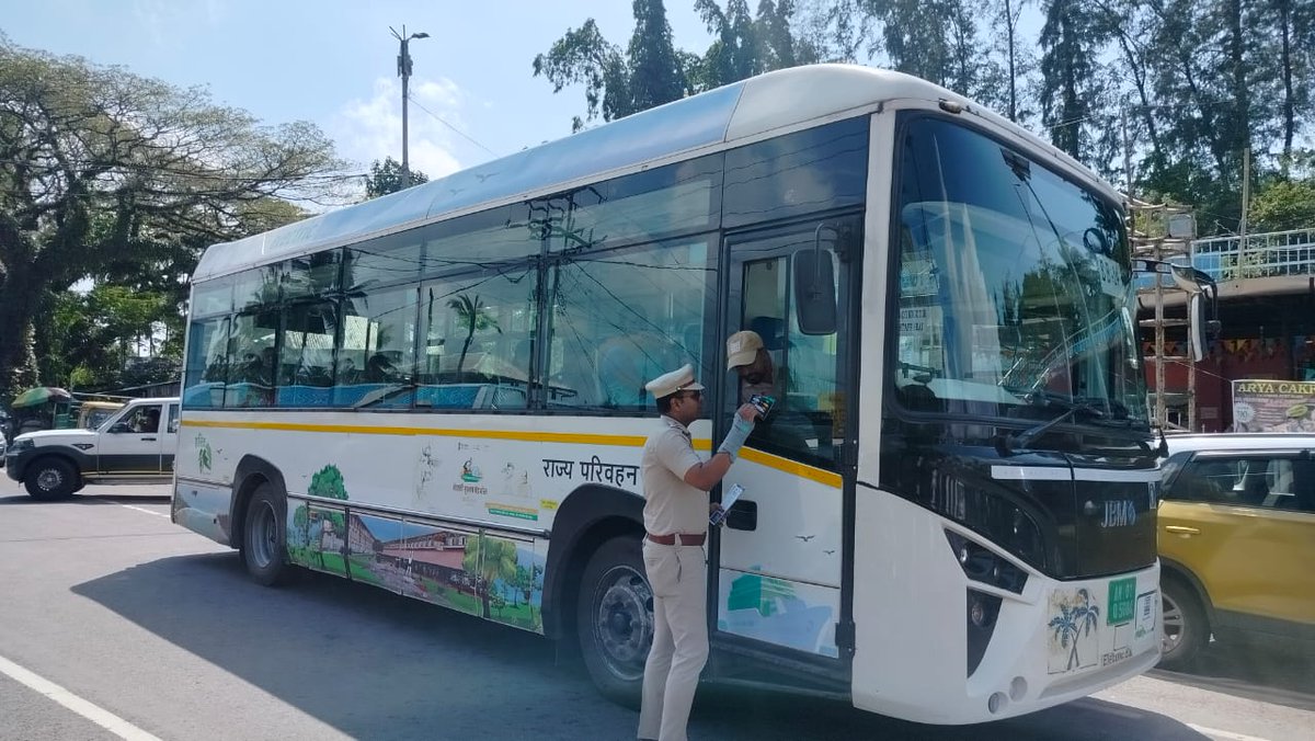 Spreading the message of road safety far and wide! 
<a href="/Traffic_ANP/">A & N Traffic Police</a> Police distributed pamphlets on road safety to commercial drivers and the general public during #PoliceRaisingWeek2024. Empowering everyone to be a part of creating safer roads. 
#RoadSafety #CommunityAwareness