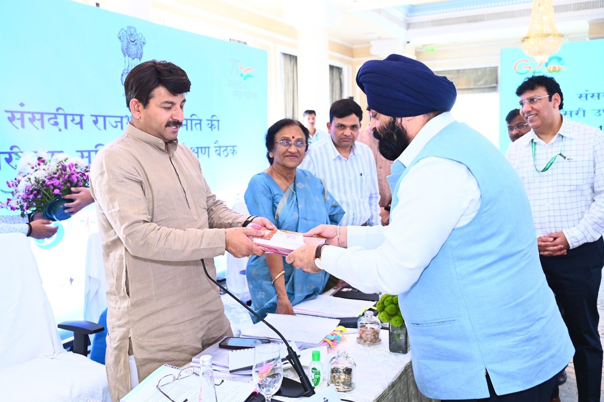 FCIDOPanvel's tweet photo. संसदीय राजभाषा समिति ने आज मुंबई में भा. खा. नि. मंडल कार्यालय, पनवेल के साथ निरीक्षण बैठक की |
इस दौरान समिति ने मंत्रालय एवं विभाग के वरिष्ठ अधिकारियों की उपस्थितथि में हो रहे राजभाषा हिंदी के कार्यों का अवलोकन किया गया |
#SecondSubCommittee
#AzadikaAmritMahotsav
@FCI_India https://t.co/Cz9fxfAXw9