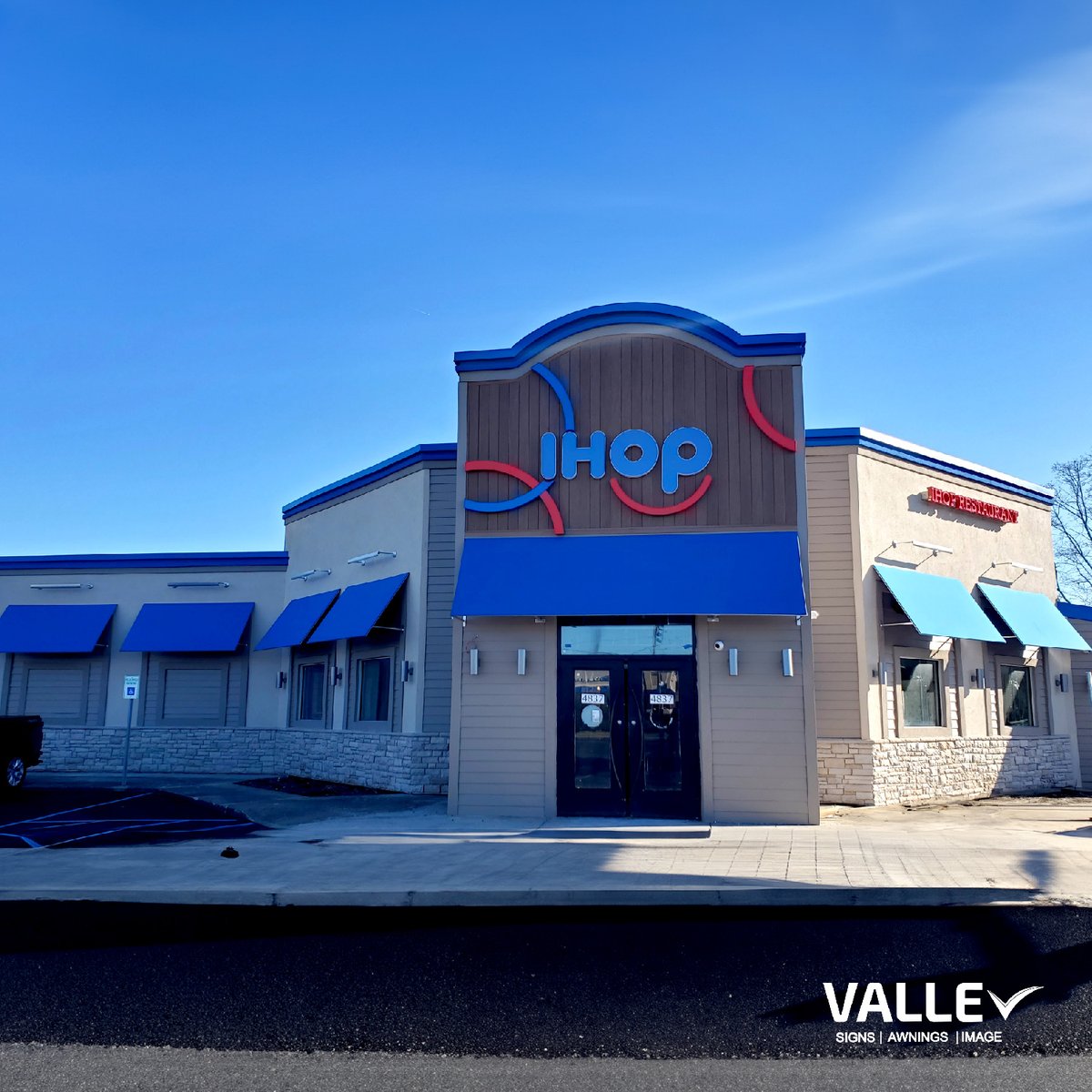 vallesigns's tweet photo. We're thrilled to showcase the fantastic job we've just completed for @ihop . Behold the all-new lit channel letters that are lighting up the facade and adding a touch of brilliance to the new Port Jefferson Station location! 💡✨ https://t.co/EE0YBpOPY3