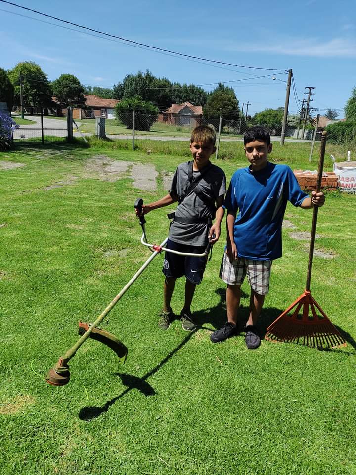 Ya VAN a DECIR EXPLOTACION INFANTIL🫣
Lucas y Benicio, dos nenes de 13 años que salen a buscar el mango. Están aprendiendo.  Ténganle paciencia y denle trabajo a estos emprendedores. En Lomas del Golf, MDQ. LOS FELICITO!!!!
Esto es más SANO que salir a arrebatar celu y drogarse