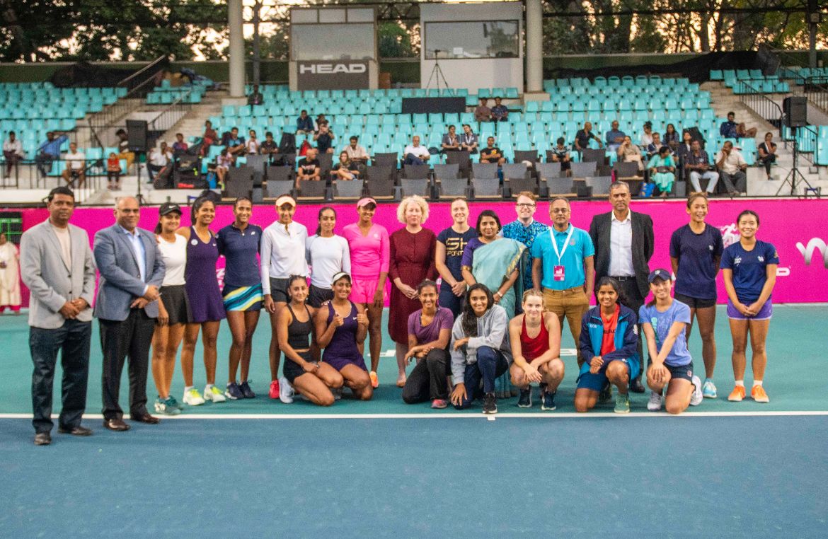 hephsyyy's tweet photo. Feel thrilled about that amazing day, that moment when i shared my testimonial: "I owe my journey to my parents & #RogerFederer" & hit the #shot in #style at #ITF.
"The Love of Roger #Federer is timeless & #unbelievable." #HRK #JatayuSpeaks
#Bengaluru #Tennis #Saree #FedererFan https://t.co/Gi6xRHmbxB