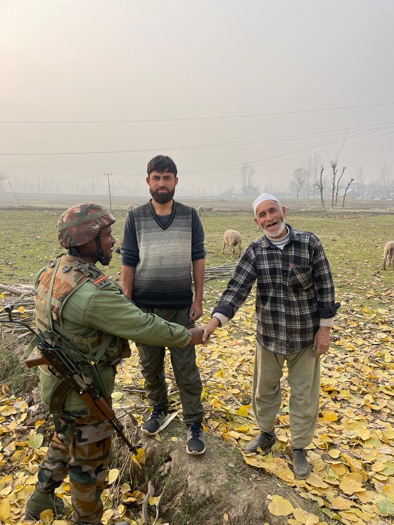 JannatLolab's tweet photo. Indian Army Engages in Meaningful Interaction with Gujjar and Bakawals.
#CommunityEngagement
#IndianArmy
#gujjarsandbakarwalsinteraction
#indianarmydialogue
#chinarcorps
#connectingwithcommunities
#ProsperousKashmir
#humsayahaihum
#Kashmir
@adgpi
@NorthernComd_IA https://t.co/nwNMSAeKRA