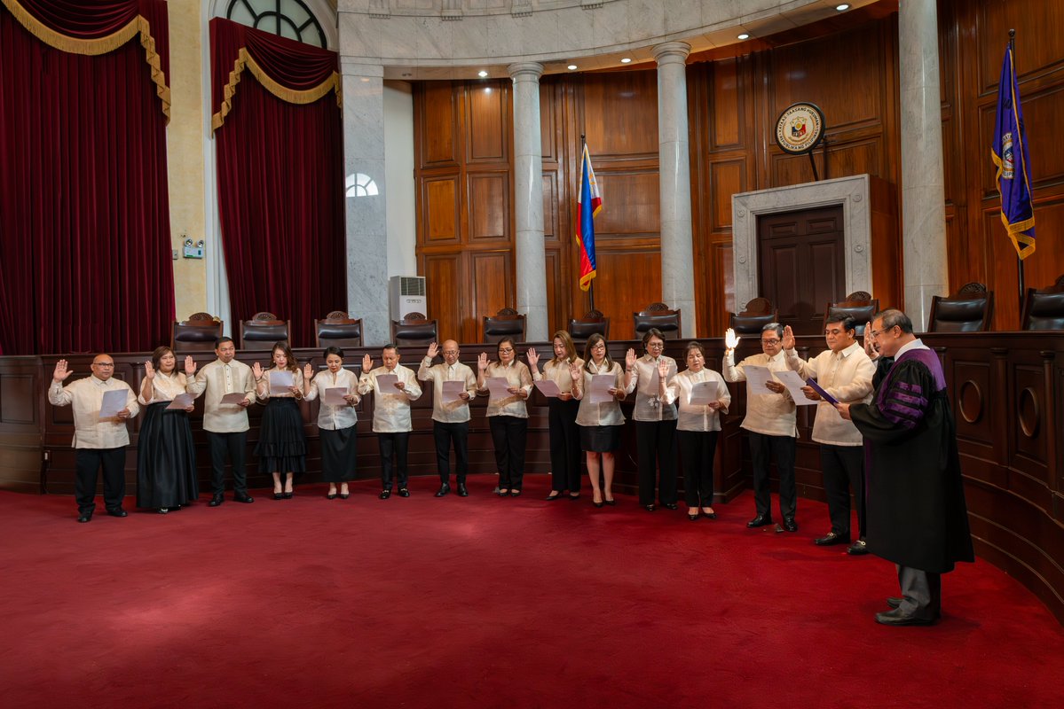 Chief Justice Alexander G. Gesmundo administers the oath of office to the Philippine Judges Association's newly elected national officers, directors, deputies, presidential assistants, and presidential advisers at the Session Hall today. READ: sc.judiciary.gov.ph/chief-justice-…