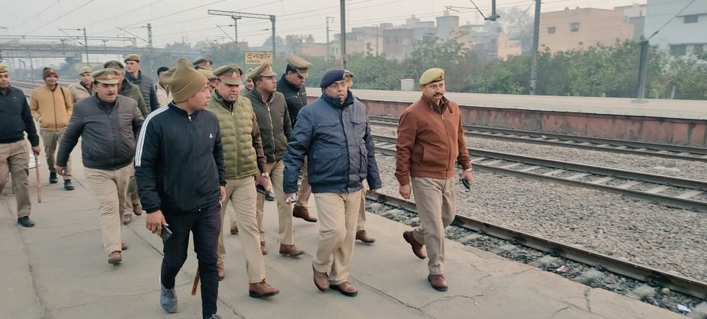 DCPGreaterNoida's tweet photo. पुलिस उपायुक्त ग्रेटर नोएडा के निर्देशन में श्री अशोक कुमार (एडीसीपी ग्रेनो) द्वारा थाना प्रभारी दनकौर मय पुलिस फोर्स एवं दनकौर स्टेशन पर नियुक्त जीआरपी फोर्स के साथ शांति एवं कानून व्यवस्था के दृष्टिगत दनकौर रेलवे स्टेशन पर चलाया गया चेकिंग अभियान । https://t.co/ZZYVjO3iGU
